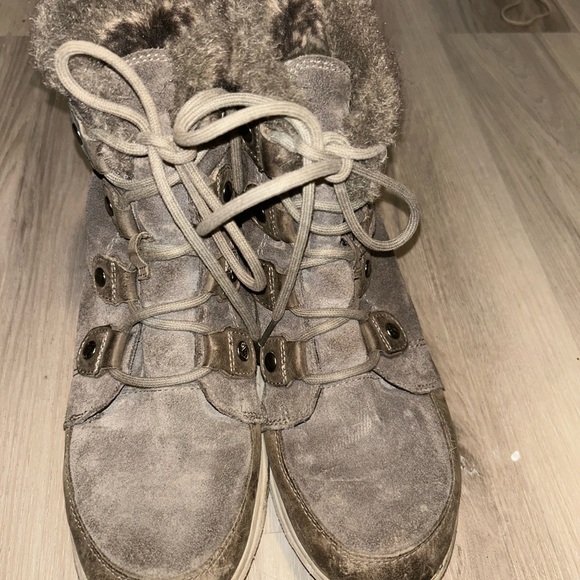 Sorel Black and Cream Fur-Lined Boots - Picture 2 of 8